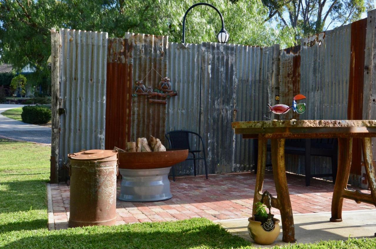Hotel The Stables Wandin North Exterior foto