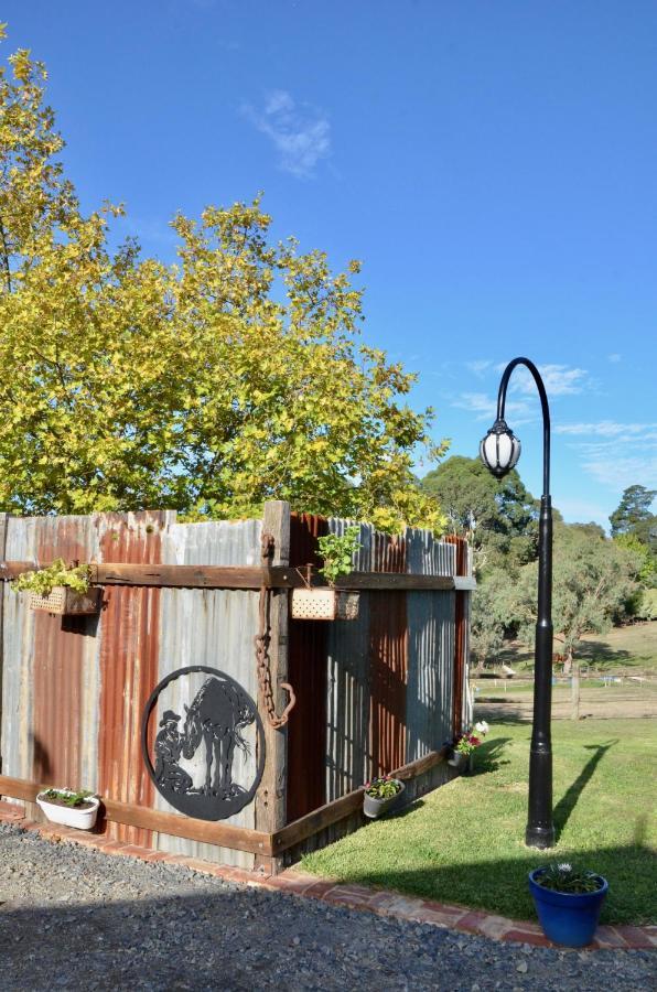 Hotel The Stables Wandin North Exterior foto